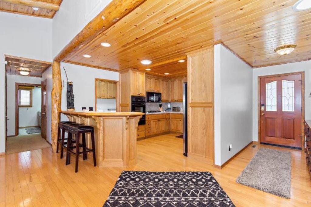 Custom Single Story Cabin With Jacuzzi Pool Table & Big Game Room With Arcade Games Big Bear Lake Zewnętrze zdjęcie