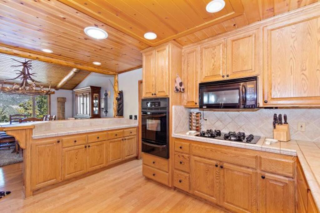 Custom Single Story Cabin With Jacuzzi Pool Table & Big Game Room With Arcade Games Big Bear Lake Zewnętrze zdjęcie