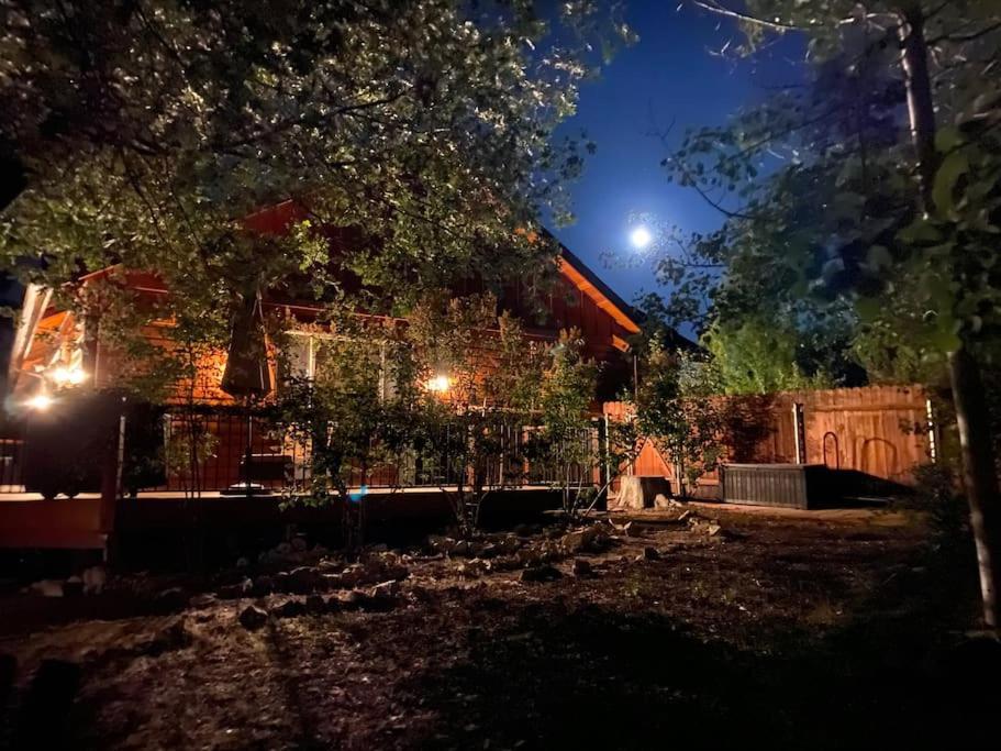 Custom Single Story Cabin With Jacuzzi Pool Table & Big Game Room With Arcade Games Big Bear Lake Zewnętrze zdjęcie
