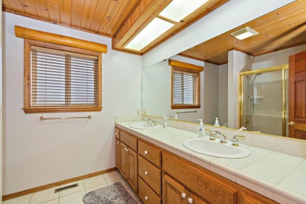 Custom Single Story Cabin With Jacuzzi Pool Table & Big Game Room With Arcade Games Big Bear Lake Zewnętrze zdjęcie