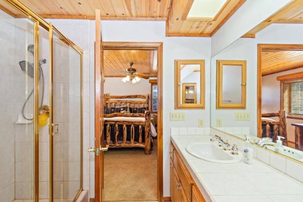 Custom Single Story Cabin With Jacuzzi Pool Table & Big Game Room With Arcade Games Big Bear Lake Zewnętrze zdjęcie